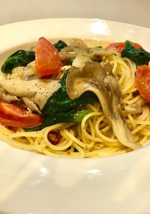 舞茸と蓮草のペペロンチーノ トマト添え-レシピのメイン写真