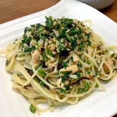 รูปของ 鮭缶でぱぱっと☆春菊と鮭と塩昆布のパスタ