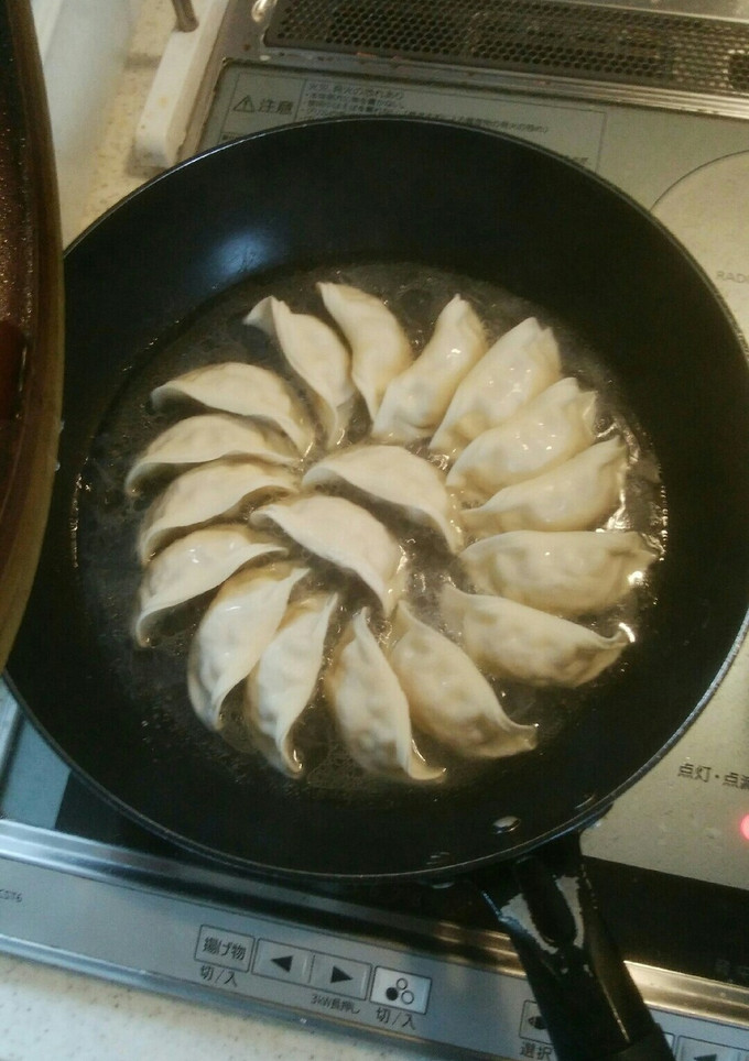 【おとこの料理】生餃子を焼いてみた！-レシピのメイン写真