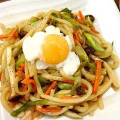 รูปของ 肉なしでも美味！ネギたっぷり温玉焼うどん