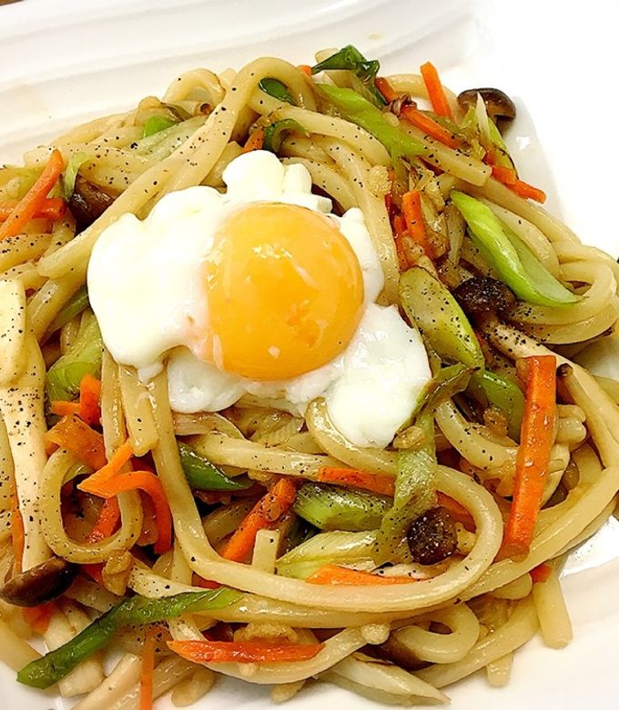 肉なしでも美味！ネギたっぷり温玉焼うどん-レシピのメイン写真