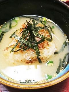 液みそWで焼おにぎりの味噌汁仕立て-レシピのメイン写真