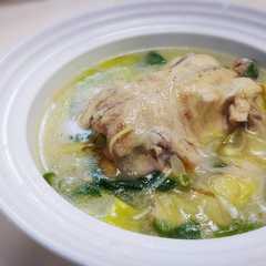 รูปของ シンプル食材【丸鶏の参鶏湯スープ】