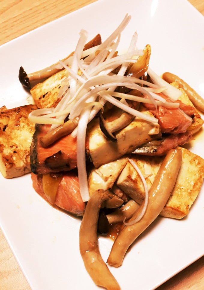 【カサ増レシピ】鮭と豆腐の醤油バター炒め-レシピのメイン写真