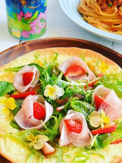 生ハムと苺のお花畑*サラダピザ♡お花見に-レシピのメイン写真