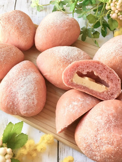 苺で作る…さくらのプチパン-レシピのメイン写真