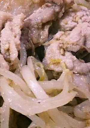 節約！簡単☆もやしと豚こまのごま味噌炒め-レシピのメイン写真