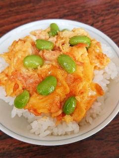 ぱぱっと!鮭と枝豆の卵とじ丼-レシピのメイン写真