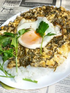 あかもく炒り卵+目玉焼きのカフェ丼-レシピのメイン写真