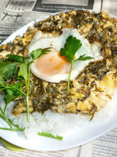 あかもく炒り卵+目玉焼きのカフェ丼-レシピのメイン写真