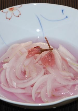 簡単‼新玉ねぎの桜いろ浅漬け♪-レシピのメイン写真