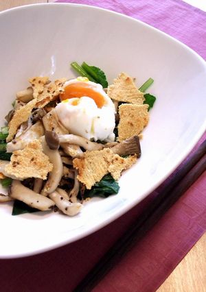 とろ～り温玉とパリパリチーズの青菜サラダ-レシピのメイン写真