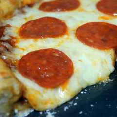 A picture of チーズたっぷりピザ♥ペパロニピザ.