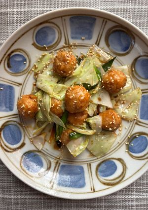 鶏団子とキャベツのオイスターソース炒め-レシピのメイン写真