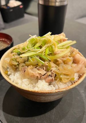 簡単‼️豚バラネギ塩丼💥-レシピのメイン写真