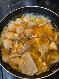 キムチ鍋ページ 休日🩷 ̖́-キムチ鍋🍲作りながらカンパーイ🩷 ̖́-🫶 | Facebook