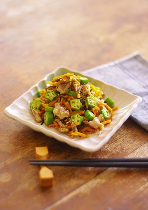 レンジで★オクラとにんじんと豚こま肉の塩昆布和え-レシピのメイン写真
