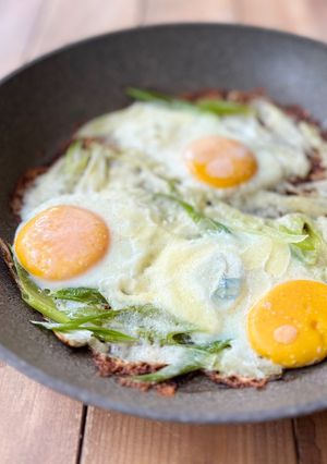 簡単朝ごはん！カリッ♪ねぎチーズの目玉焼き-レシピのメイン写真