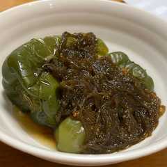 รูปของ 丸焼きピーマンのもずくのせ