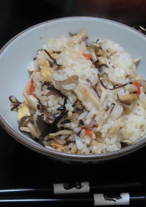 三種のキノコと塩昆布の薄味炊き込みご飯-レシピのメイン写真