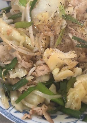粗挽き胡椒が効いた美味しい野菜炒め😋-レシピのメイン写真