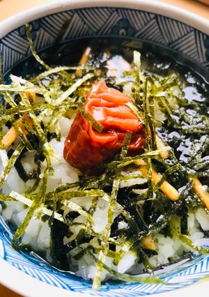 お茶漬けの素●＋梅干しでセルフ梅茶漬け-レシピのメイン写真