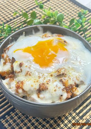 とろ〜り温玉＆ひき肉とナスのチーズ丼-レシピのメイン写真