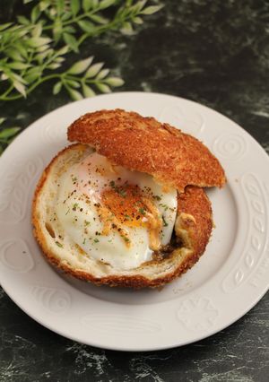 レンジで簡単！半熟卵　カレーパンサンド-レシピのメイン写真