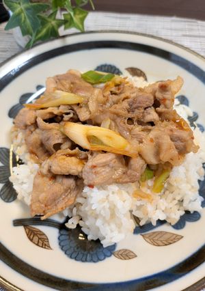 簡単！🌟ピリ辛豚丼-レシピのメイン写真