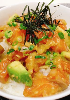 サーモンとアボカドのポキ丼-レシピのメイン写真