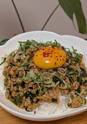 ニラたっぷり！豚ミンチの旨辛丼-レシピのメイン写真