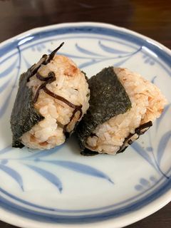 息子も大好き!梅昆布おにぎり-レシピのメイン写真
