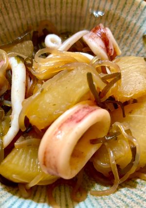 塩昆布で！イカと春大根の柔らか煮物-レシピのメイン写真