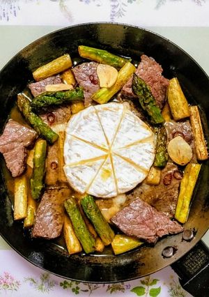 牛肉とアスパラとカマンベールのアヒージョ-レシピのメイン写真