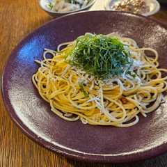 รูปของ 酒盗とバターを使った、しらすと大葉のぺぺ