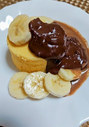★低糖質！🍌と🍫ソース添えおからケーキ♪-レシピのメイン写真