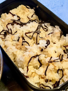 ツナと塩昆布ご飯 メスティン炊飯-レシピのメイン写真