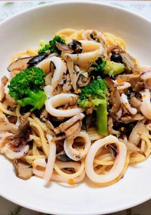簡単昼食・夕飯！イカ茸ブロッコリーパスタ-レシピのメイン写真
