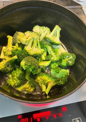 ブロッコリーの塩麹蒸し焼き-レシピのメイン写真