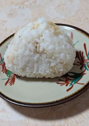 簡単★梅ゴマおにぎり-レシピのメイン写真