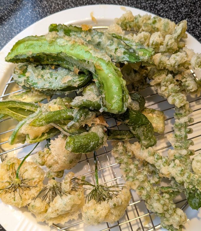 紫蘇バジル韮の花穂の天ぷら🍤オマケで四角豆万願寺-レシピのメイン写真