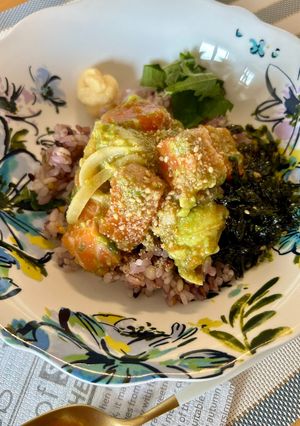 アボカドとサーモンのポキ丼-レシピのメイン写真