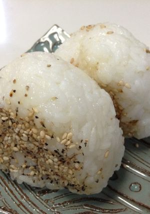 超簡単! 目からウロコのコショウおにぎり-レシピのメイン写真