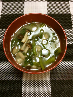 春菊とぶなしめじのお味噌汁-レシピのメイン写真