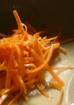 切れ端にんじんでちょっぴりサラダ-レシピのメイン写真
