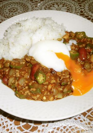 オクラと豆入りキーマカレー(温玉のせ)-レシピのメイン写真