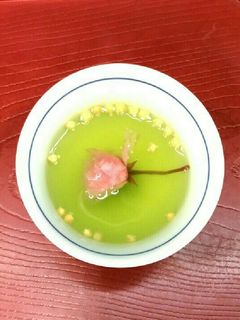 桜の塩漬け入り緑茶-レシピのメイン写真