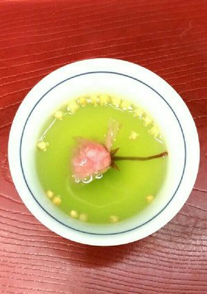 桜の塩漬け入り緑茶-レシピのメイン写真