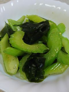 セロリとワカメのオリーブ油炒め-レシピのメイン写真
