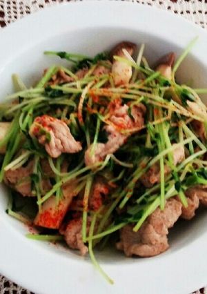 簡単♪豚肉と豆苗のエスニック風炒め-レシピのメイン写真